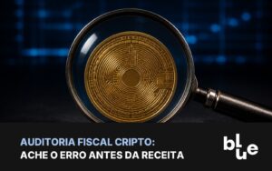 Auditoria fiscal cripto: lupa ampliando uma moeda de bitcoin dourada sobre mesa escura