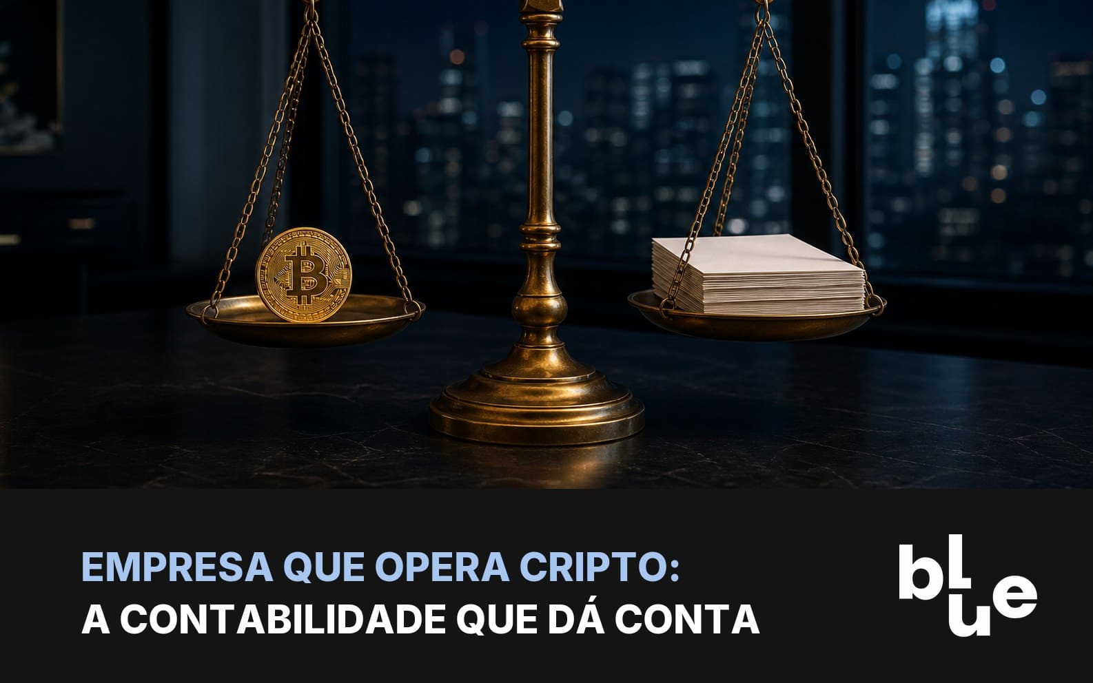 Contabilidade para empresas de criptomoedas: balança dourada com uma moeda de bitcoin de um lado e documentos contábeis do outro