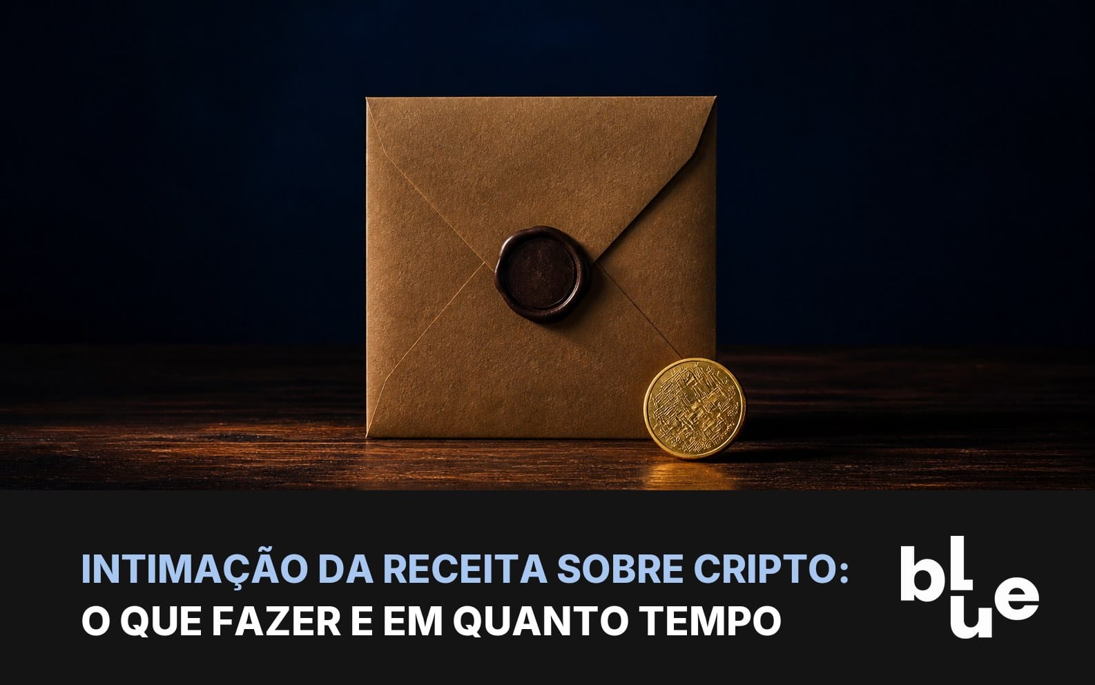 Intimação da Receita sobre cripto: envelope lacrado sobre mesa escura com moeda de bitcoin ao lado