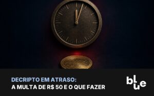 DeCripto em atraso: relógio de metal marcando pouco depois da meia-noite com moeda de bitcoin caída