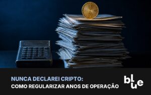 Regularizar cripto não declarada: pilha de extratos com calculadora e moeda de bitcoin em luz azul