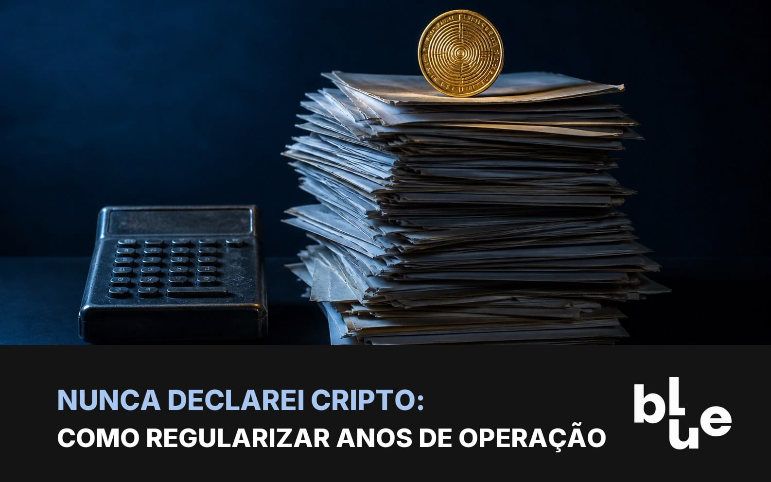 Regularizar cripto não declarada: pilha de extratos com calculadora e moeda de bitcoin em luz azul