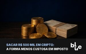 Sacar R$ 500 mil em cripto: moedas de bitcoin empilhadas ao lado de cédulas de real em mesa escura