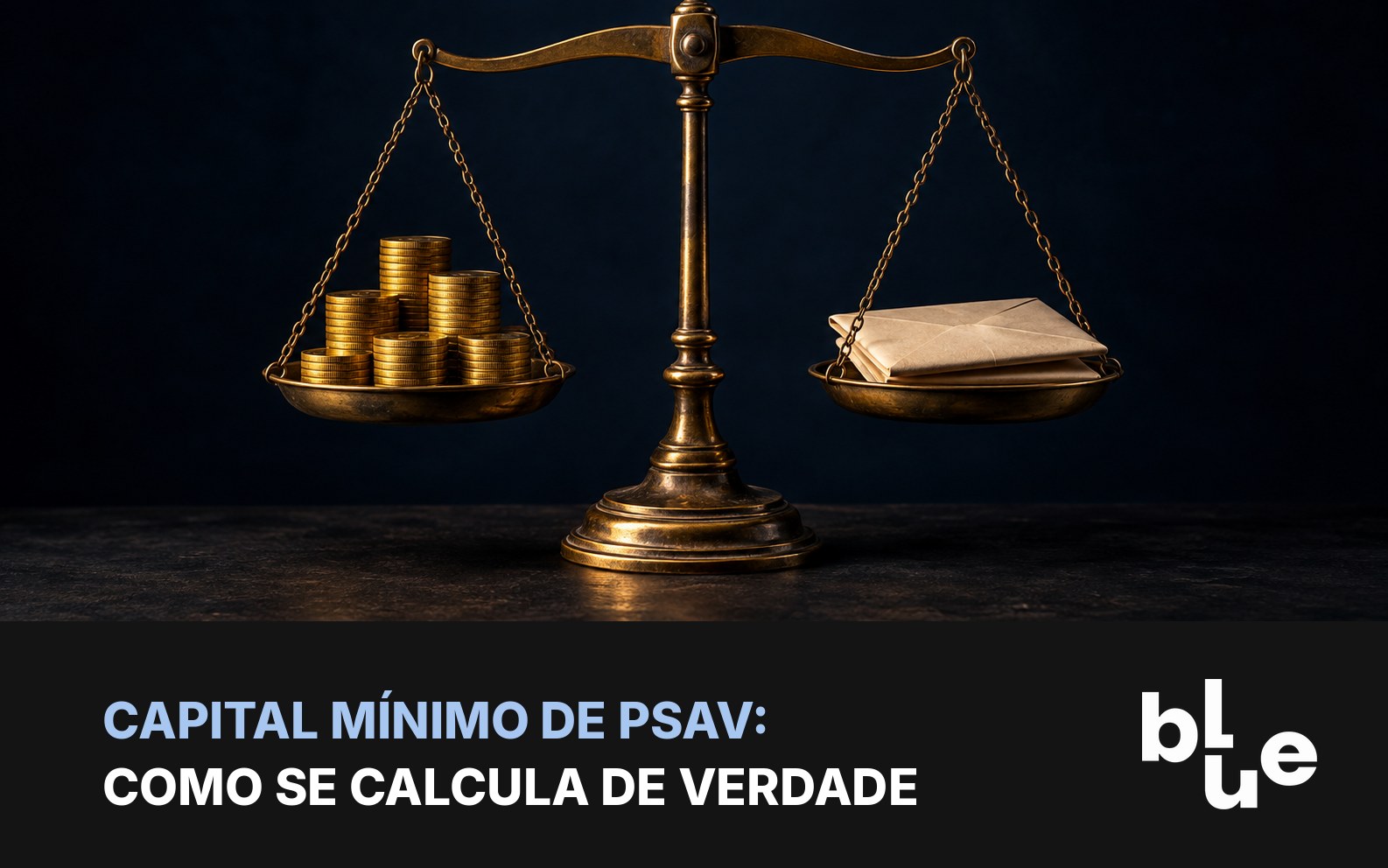 Balança de metal com moedas douradas e documento oficial: capital mínimo de PSAV