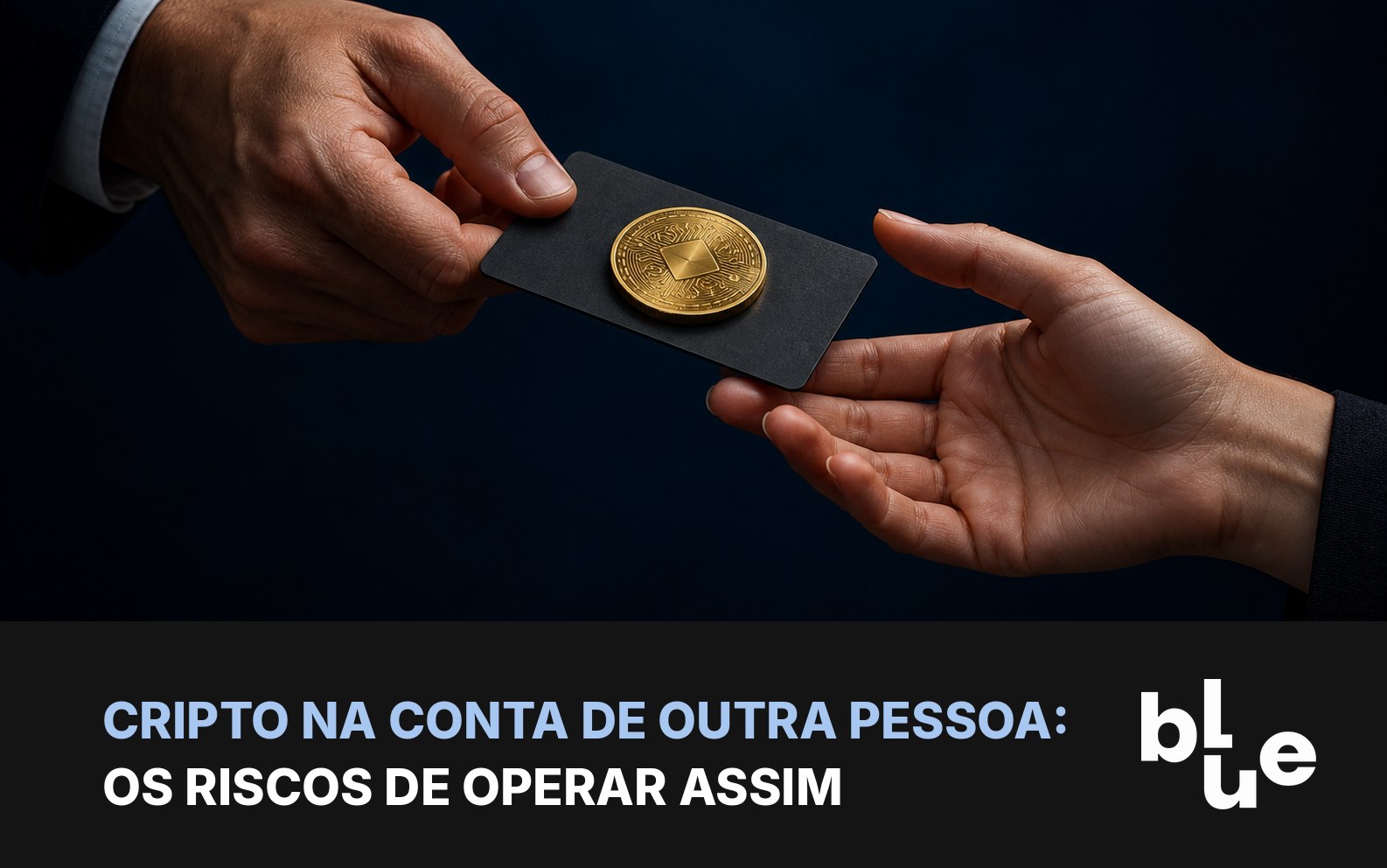 Cripto na conta de outra pessoa: duas mãos passando um cartão com moeda de bitcoin entre elas
