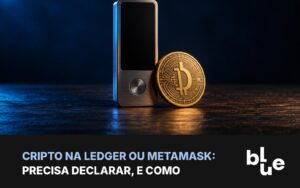 Declarar cripto em carteira própria: carteira de hardware Ledger ao lado de moeda de bitcoin em fundo azul escuro