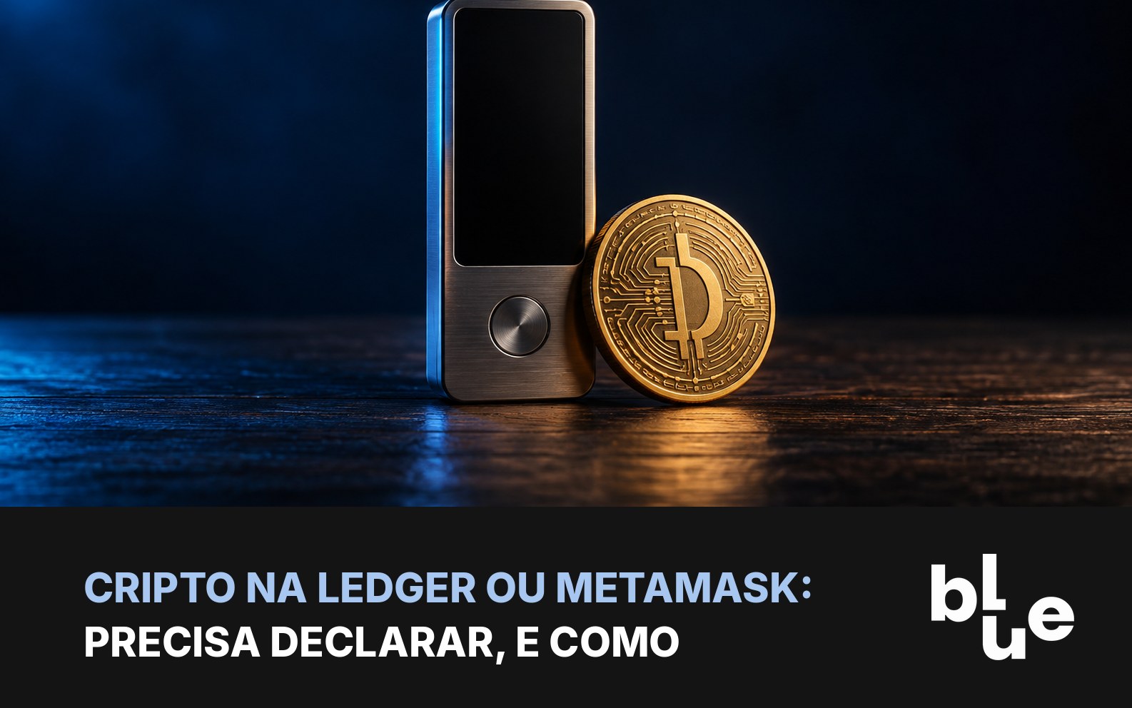 Declarar cripto em carteira própria: carteira de hardware Ledger ao lado de moeda de bitcoin em fundo azul escuro