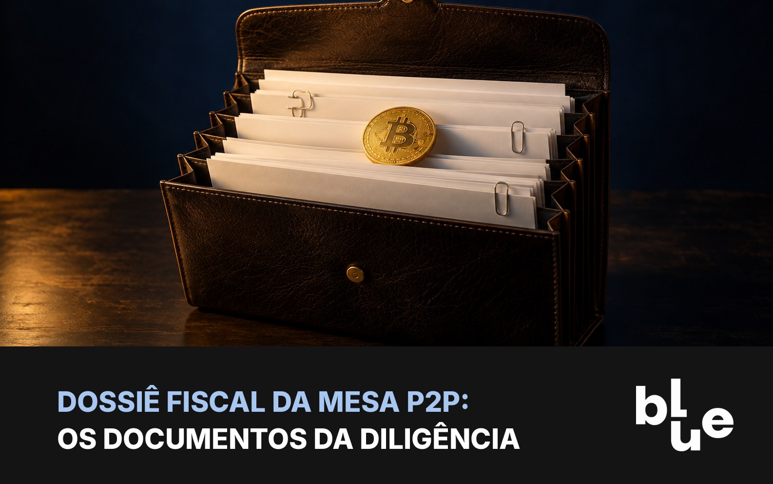 Pasta sanfonada com documentos, clipes e moeda de bitcoin: dossiê fiscal da mesa P2P