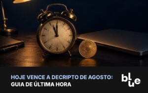 Despertador antigo marcando quase meia-noite ao lado de laptop e moeda de bitcoin: DeCripto vence hoje