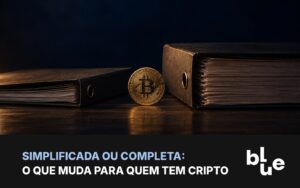 Declaração simplificada ou completa com cripto: formulário de imposto de renda com moeda de bitcoin e caneta