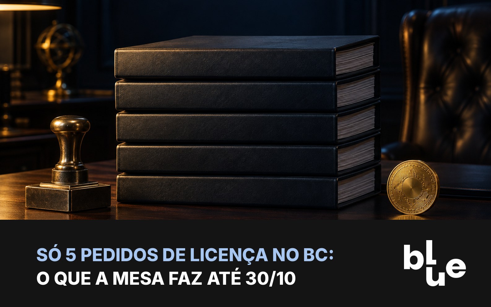 Cinco pastas de documentos empilhadas com carimbo e moeda de bitcoin: pedidos de autorização de PSAV no Banco Central