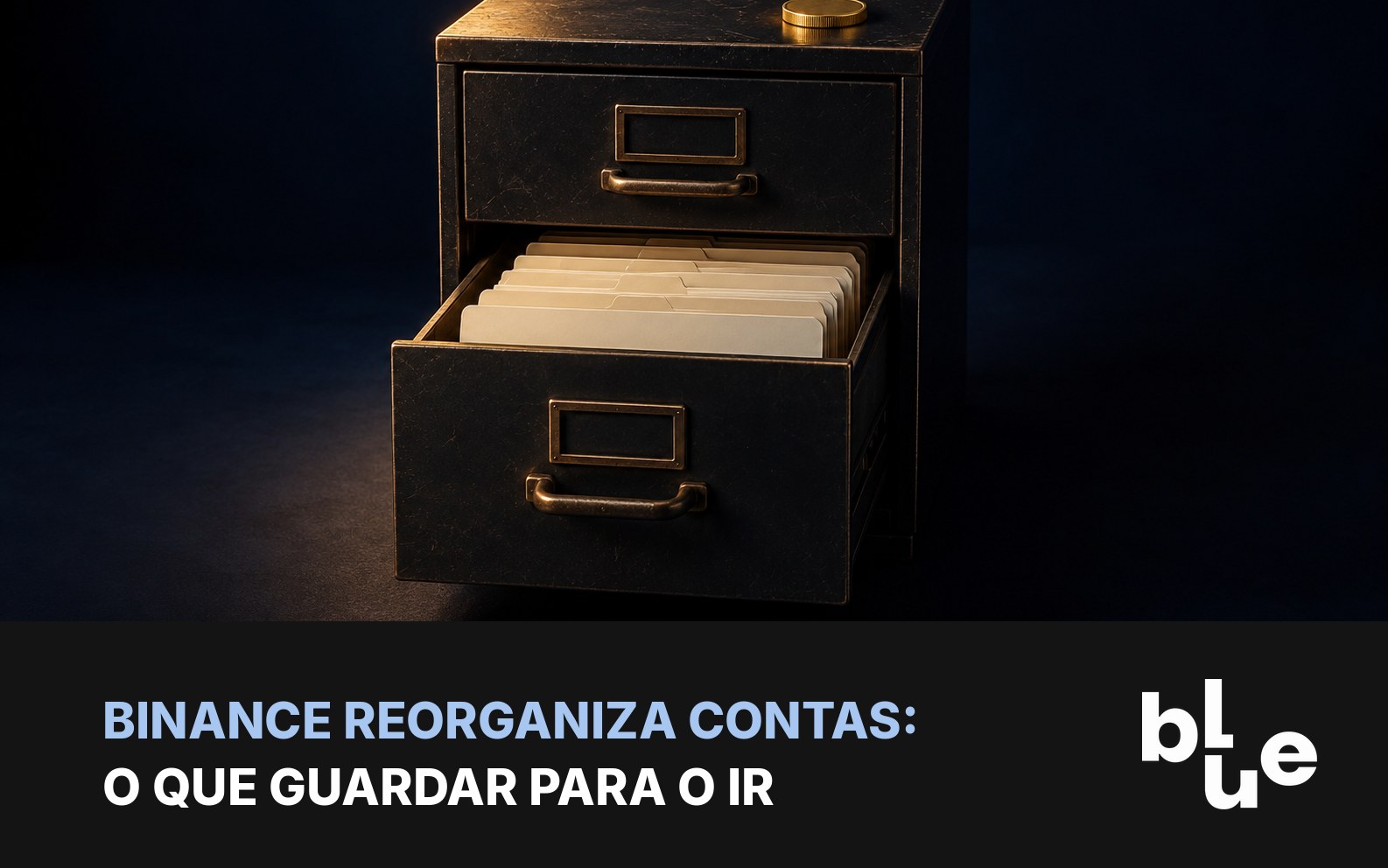 Arquivo de gavetas de metal com fichas reorganizadas e moeda dourada em cima: reorganização de contas