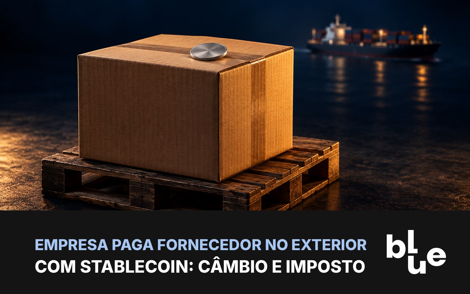 Caixa de carga lacrada sobre palete com moeda prateada na tampa e navio cargueiro ao fundo: pagamento internacional com stablecoin