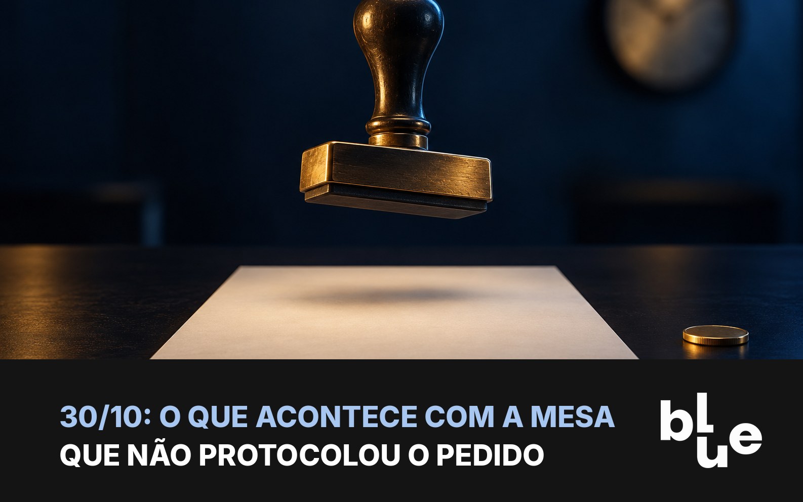 Mesa de escritório vazia com carimbo suspenso sobre formulário em branco e relógio ao fundo: prazo de autorização